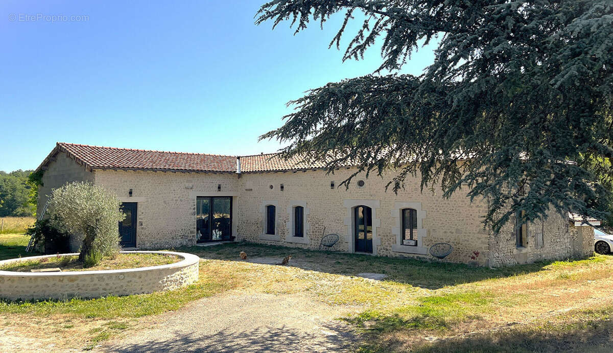 Ancienne ferme de caractère, entièrement rénovée, au coeur de 1,5 hectare de nature préservée - photo 3