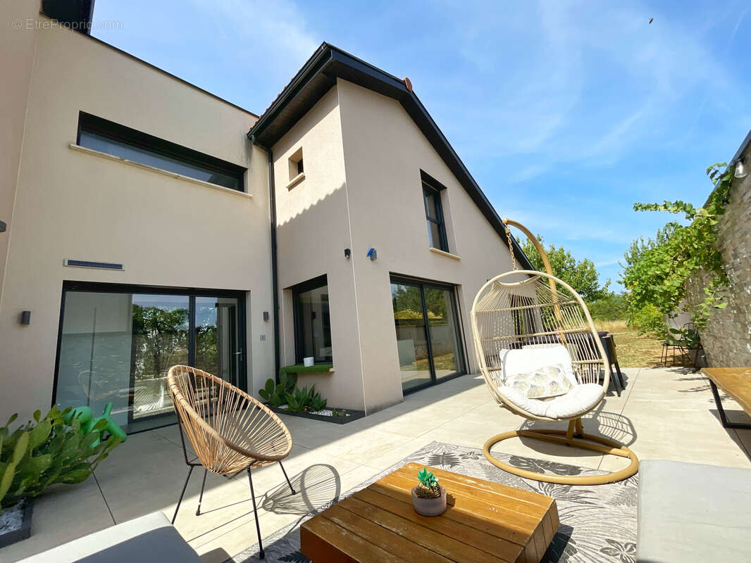 Villa contemporaine d'exception à deux pas du cœur de Vourles - photo 4