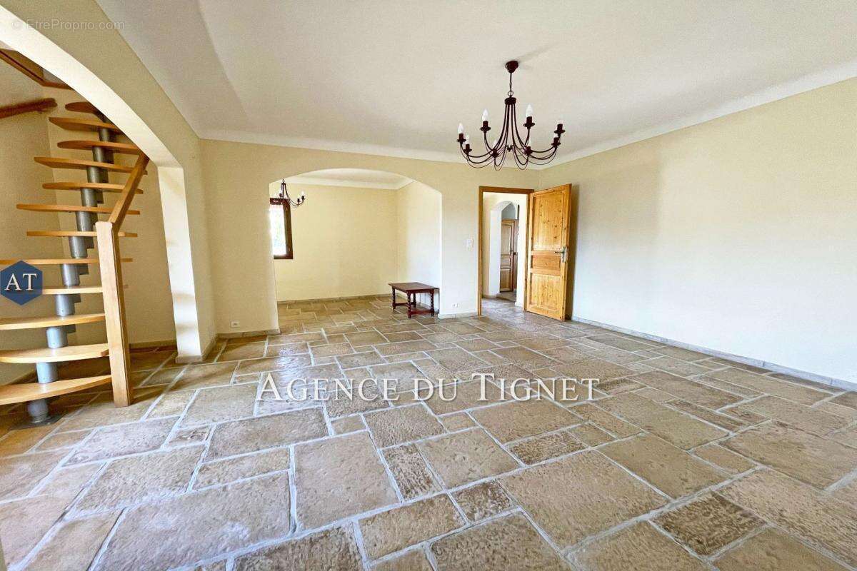 Appartement à SAINT-CEZAIRE-SUR-SIAGNE