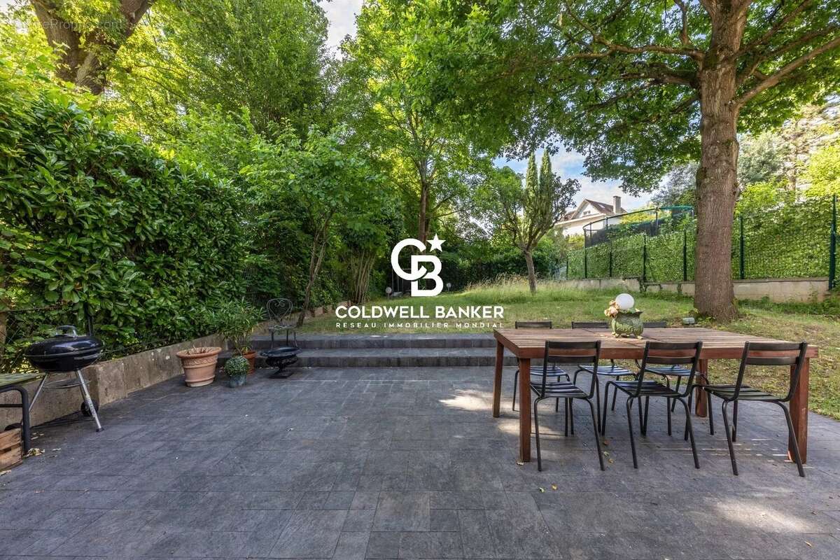 Maison à MARNES-LA-COQUETTE