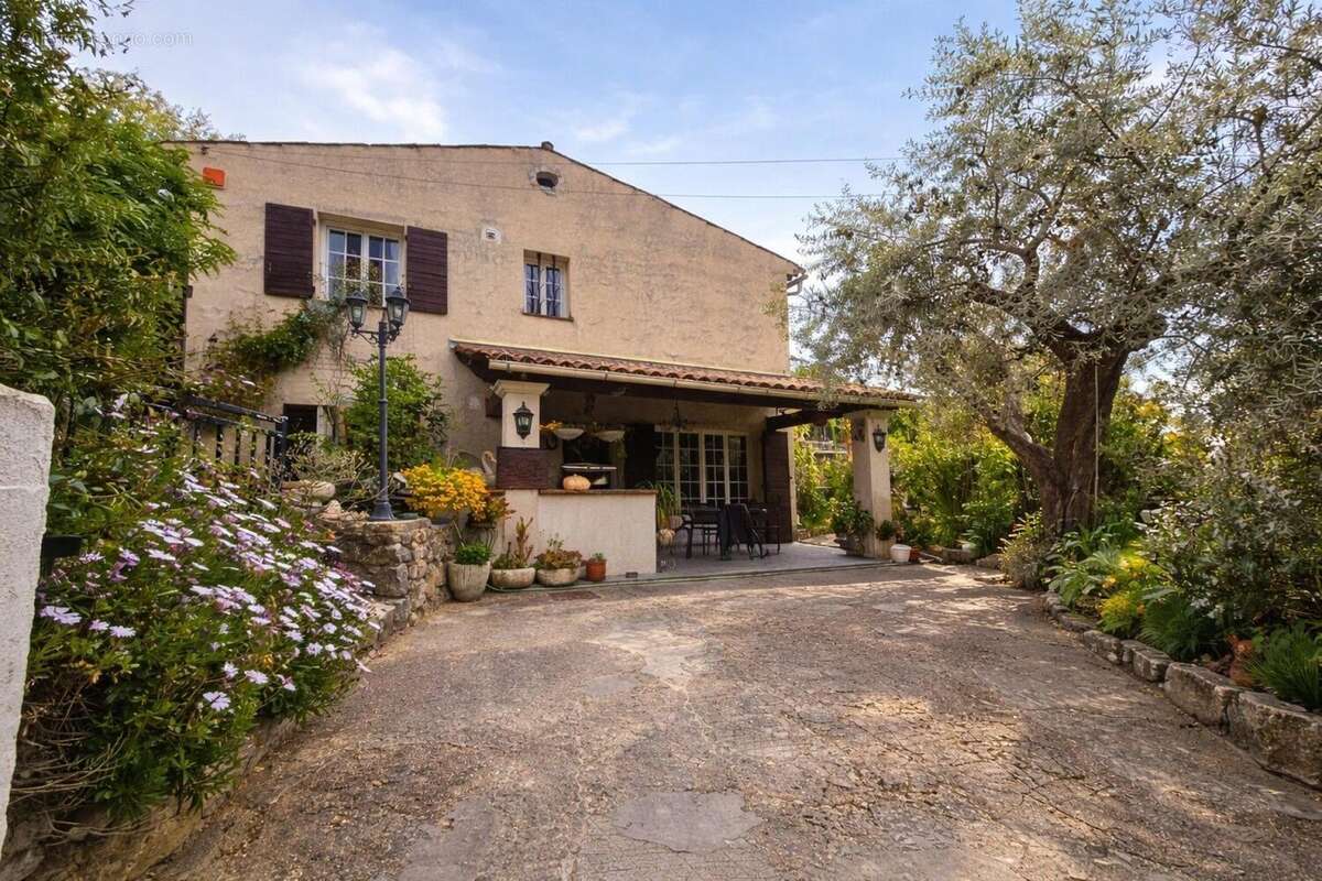 Maison 129 m² à Contes  - photo 2