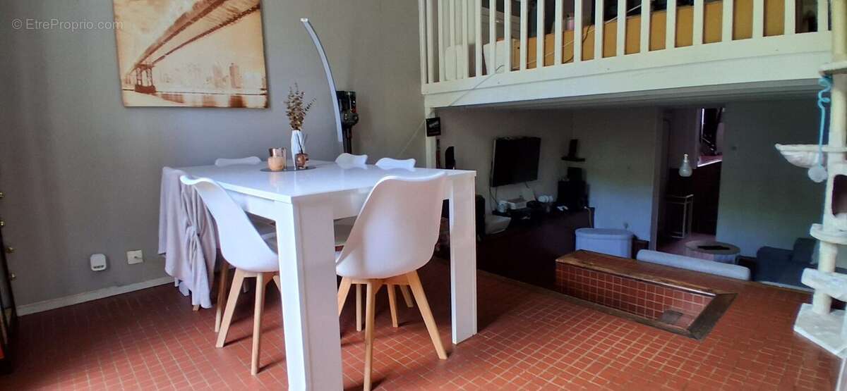 Appartement avec beau potentiel situé dans un secteur recherché - Appartement à LOUVIERS