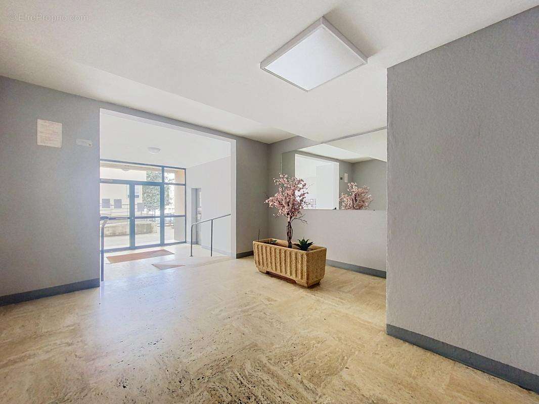 Appartement - 2 Chambres - Possibilité 3 - Balcon - Jolie vue dégagée - Résidence sécurisée - Proche commodités - photo 4