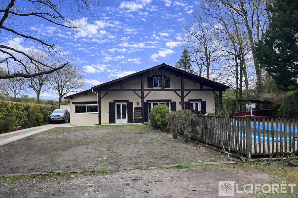 Maison à SAINT-JEAN-D'ILLAC