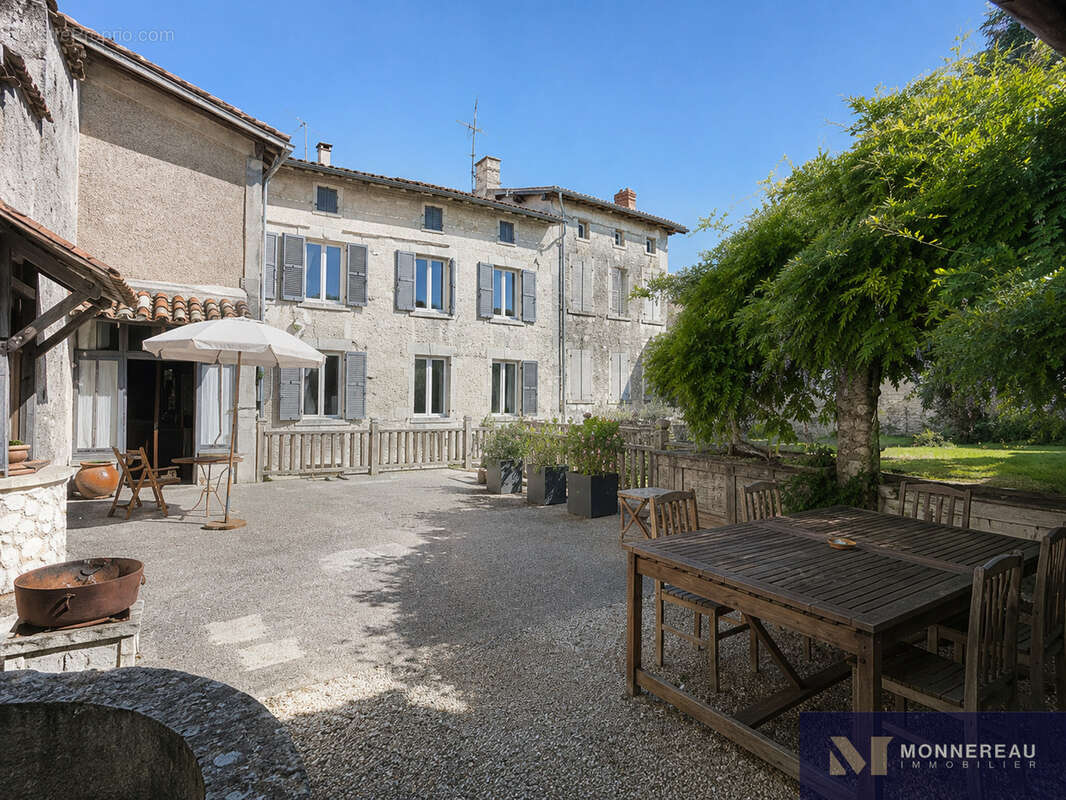 Maison à BARBEZIEUX-SAINT-HILAIRE