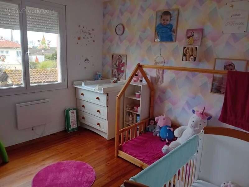 Maison rénovée de 170m², 5 chambres et jardin de 551m² - photo 10