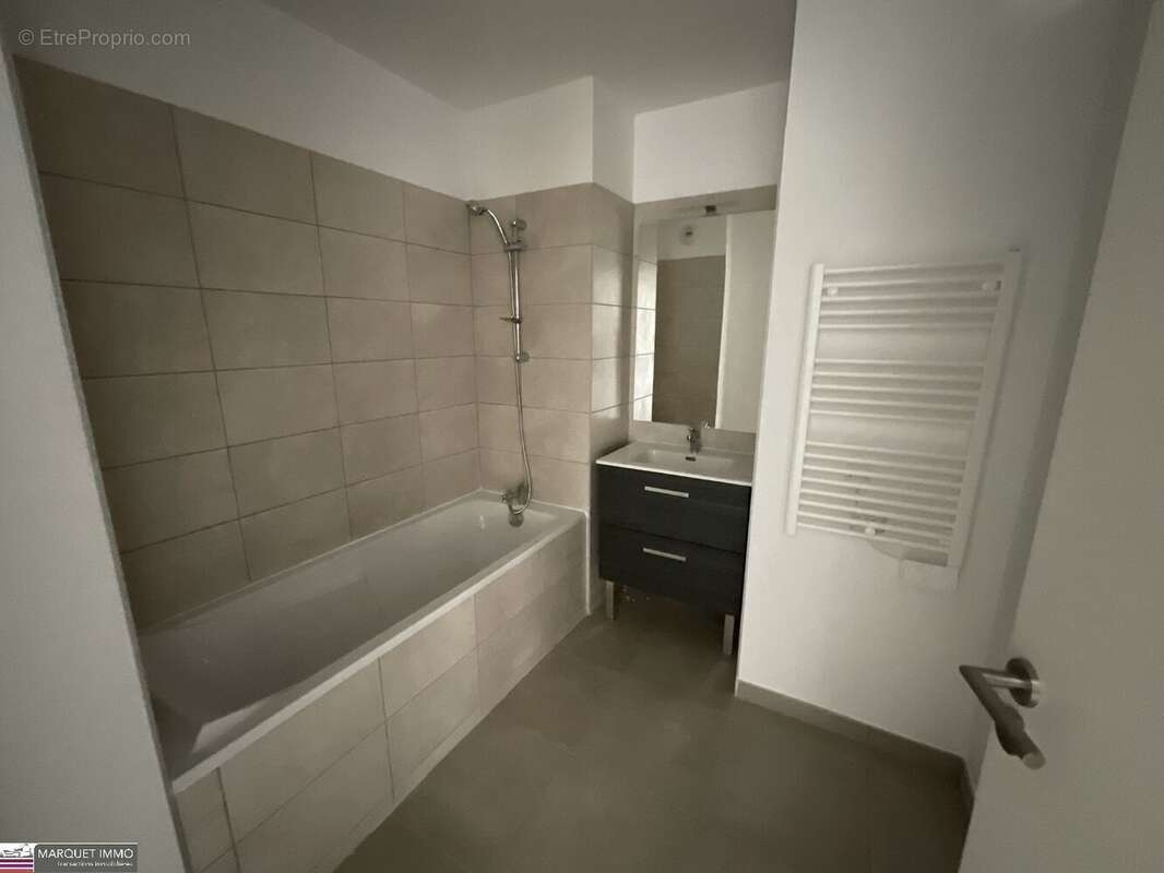 APT T4 offrant 90 m² avec double terrasse 18 m² et 6 m² et parking au 3° étage avec ascenseur... - photo 6