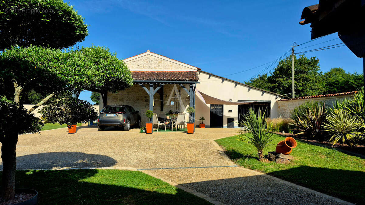 Ensemble immobilier composé de deux maisons sur terrain clos. - photo 5