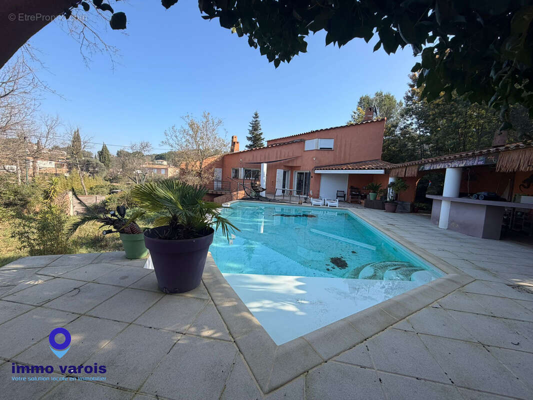 Lumineuse Villa avec jardin et piscin à debordement - photo 3