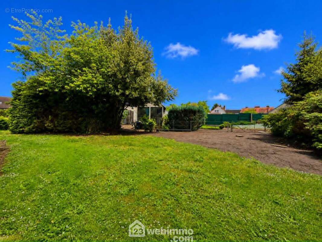 Erigée sur un terrain entièrement clos de 705 m² - Maison à LAON