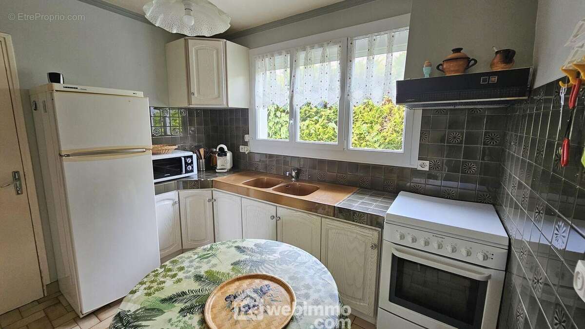 Une cuisine équipée de 8 m². - Maison à MILLY-LA-FORET