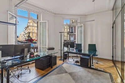 Commerce à PARIS-8E