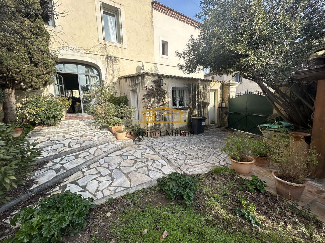 Maison à VIC-LA-GARDIOLE