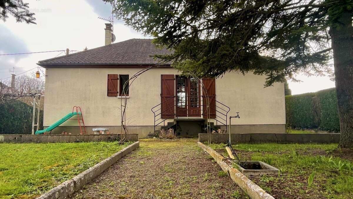 Maison à SAINT-COSME-EN-VAIRAIS