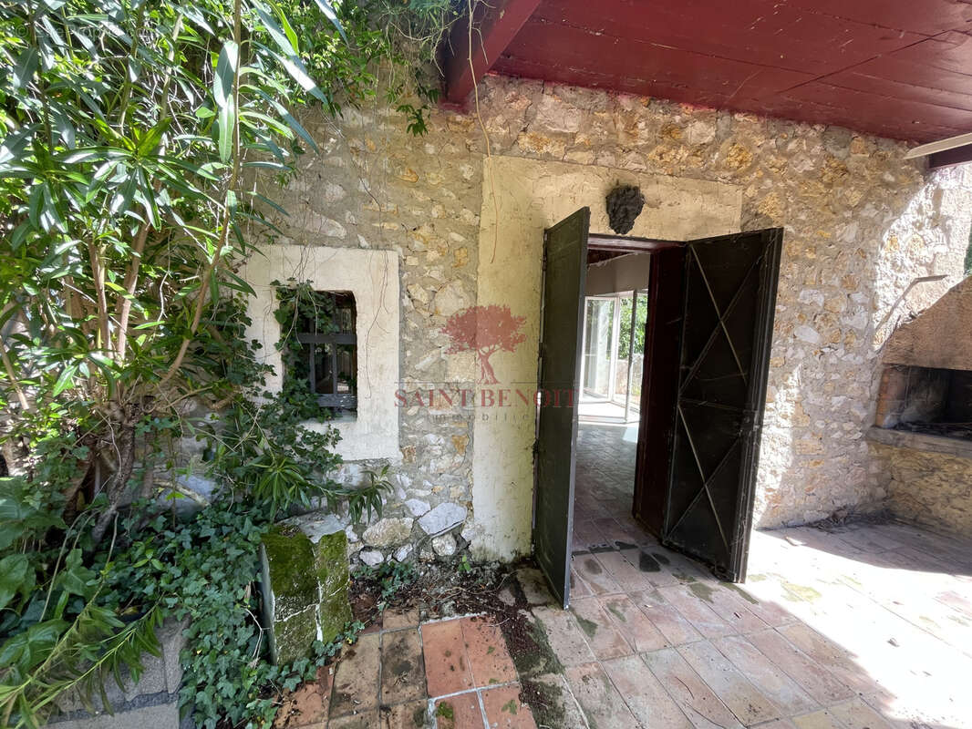 Maison de type t3 sur 2 niveaux et un appartement de type t2 sur une parcelle arboree de 6069m2 avec un bassin - photo 18