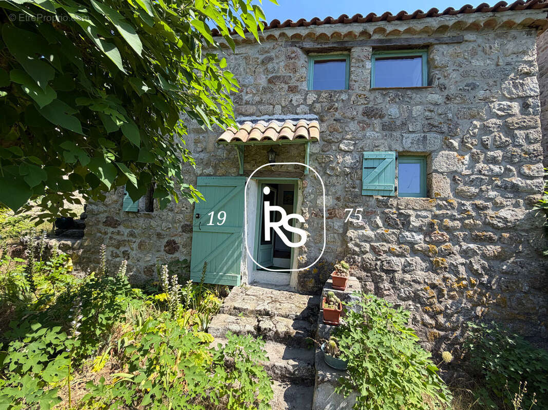 Maison de hameau en pierre de 72 m2 avec une terrain arboré de 810 m2 - photo 2