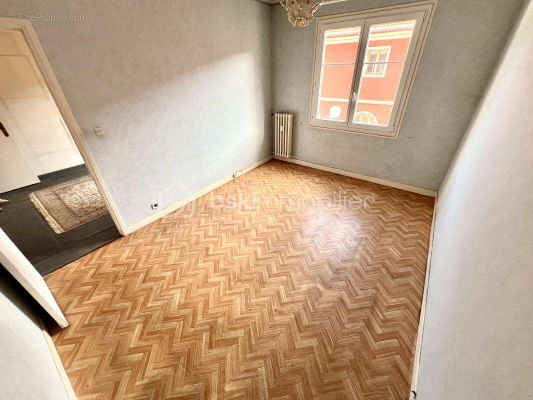 Nice Saint Roch 06300 - Appartement T4 à rafraîchir  - Ascenseur - Centre ville - photo 9