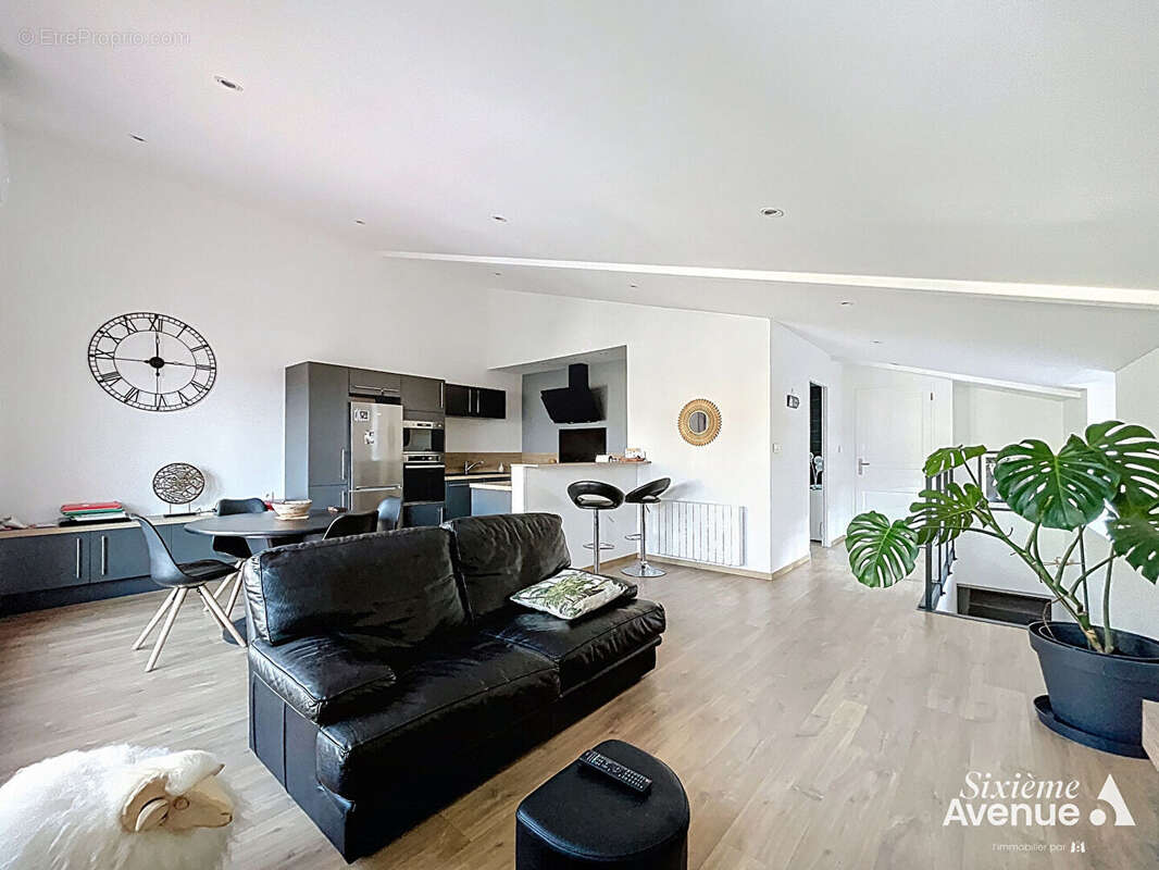 Maison de village de 240 m² utiles (5 chambres) + garage et appartement séparé de  69 m² (1 chambre) - photo 3