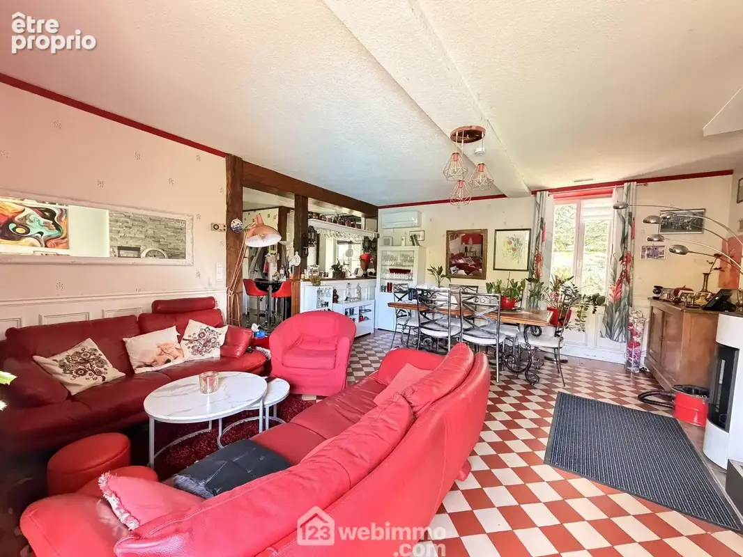 Vous apprécierez le salon chaleureux