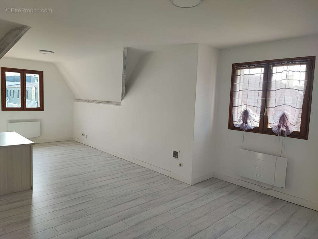 Maison à SAINT-JEAN-DE-BRAYE