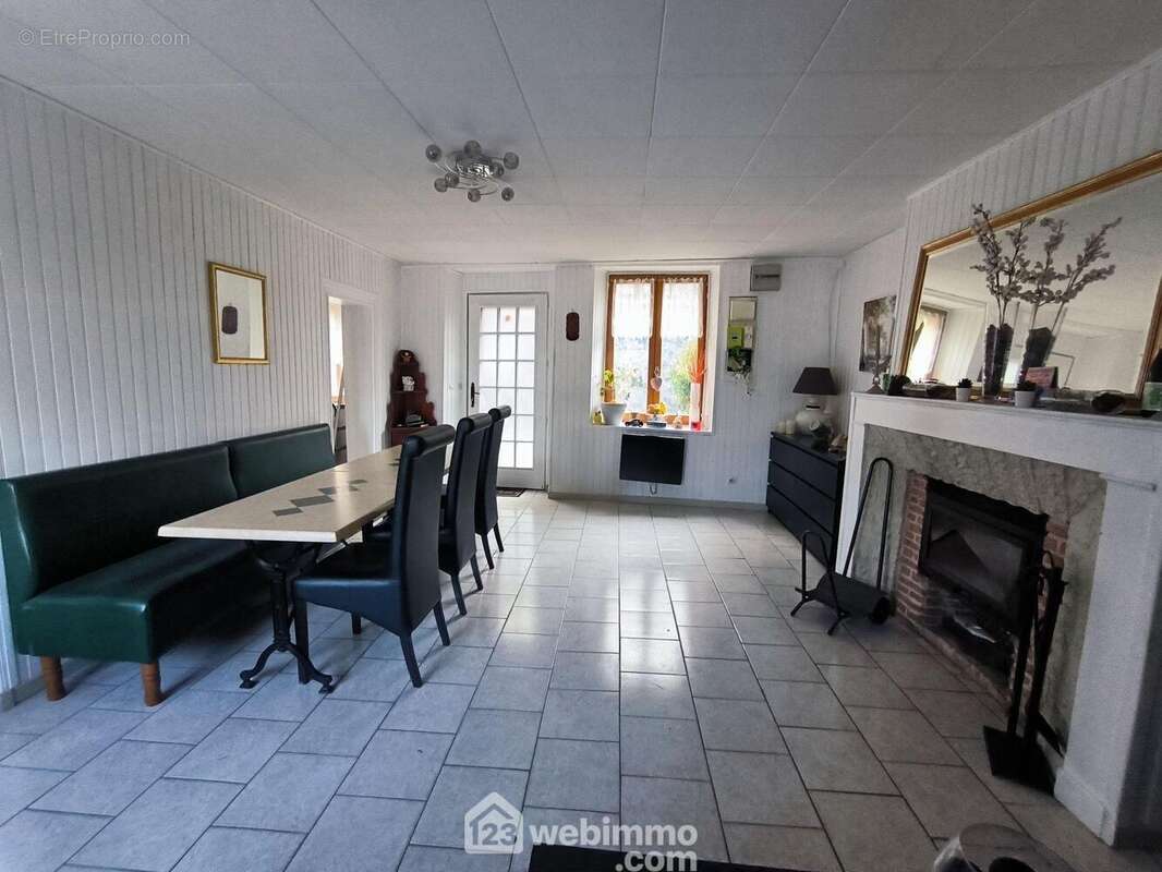 Un agréable séjour de 27 m² agrémenté d?une cheminée - Maison à MONT-NOTRE-DAME