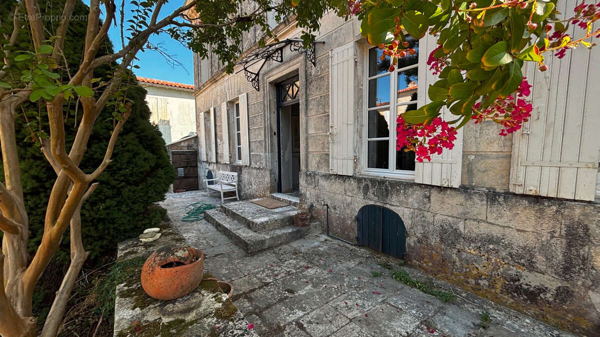 Maison bourgeoise avec charme et cachet - 5 pièces - 135 m² -  PORT D'ENVAUX (17) - 365.800 € - photo 2