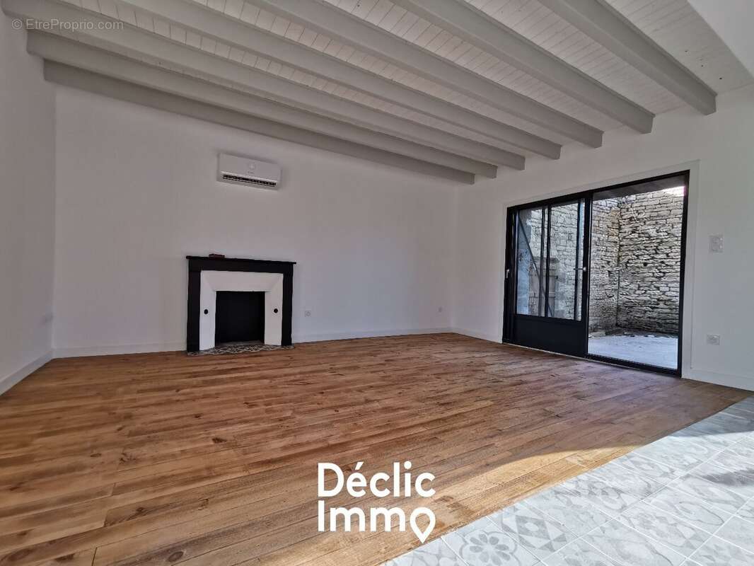 La Rochénard (79)  Maison en pierre entièrement rénovée  121 m²  Environnement calme - photo 2