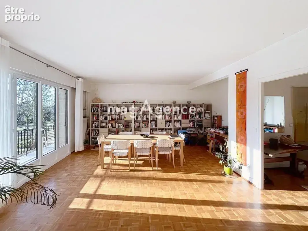 Appartement de standing lumineux 165 m² – Domaine privé sécurisé  – Parking et Cave - Saint-Nom-La-Bretèche - photo 3