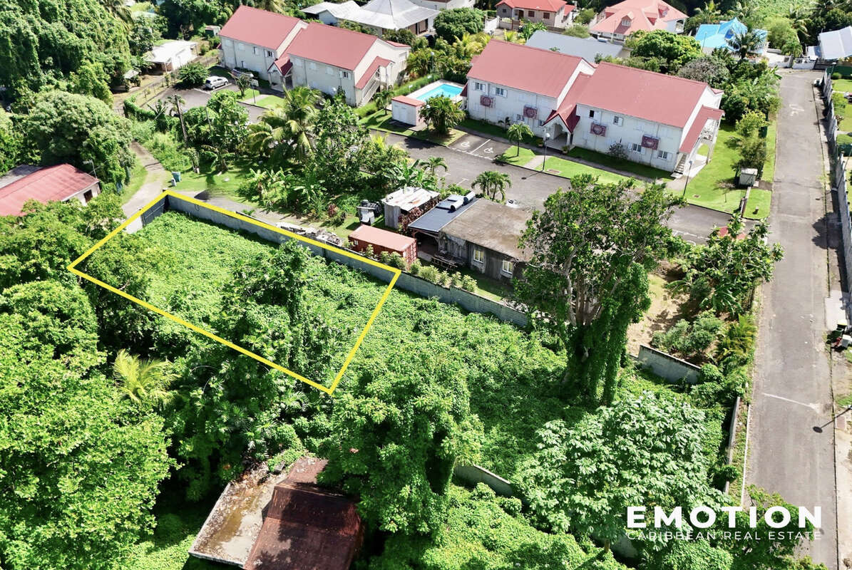 Terrain à PETIT-BOURG