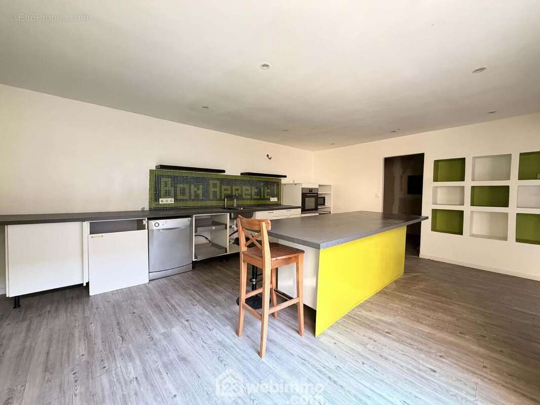 Une table bar pour y prendre vos repas - Maison à CRECY-SUR-SERRE