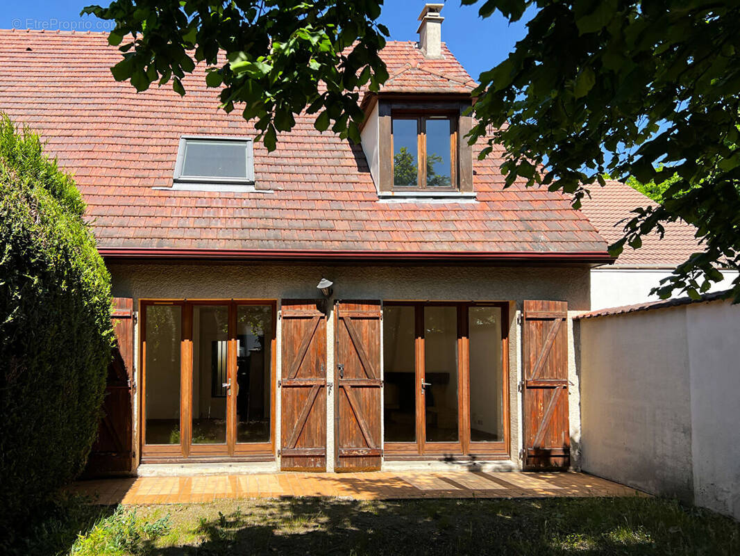 Maison à LE MESNIL-LE-ROI
