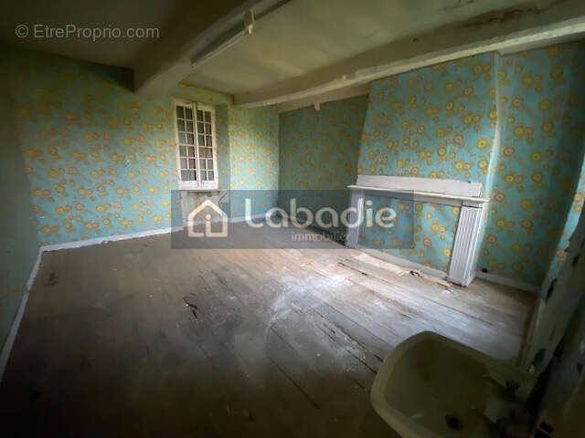 Aux portes de Vire, très belle bâtisse en pierres, terrain de 2814m2. - photo 6