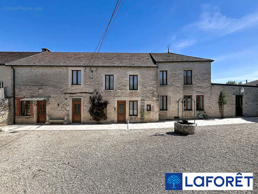 Maison à VILLECOMTE