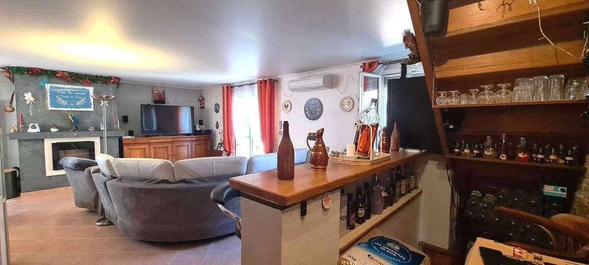 AUBAGNE-MAISON T5 A VENDRE-4 CHAMBRES-550M² DE TERRAIN-PROCHES - Maison à AUBAGNE