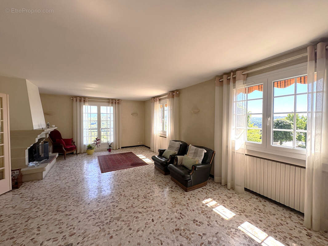 Maison à LA TOUR-EN-JAREZ