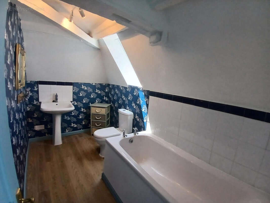 upstairs bath - Maison à JUMILHAC-LE-GRAND