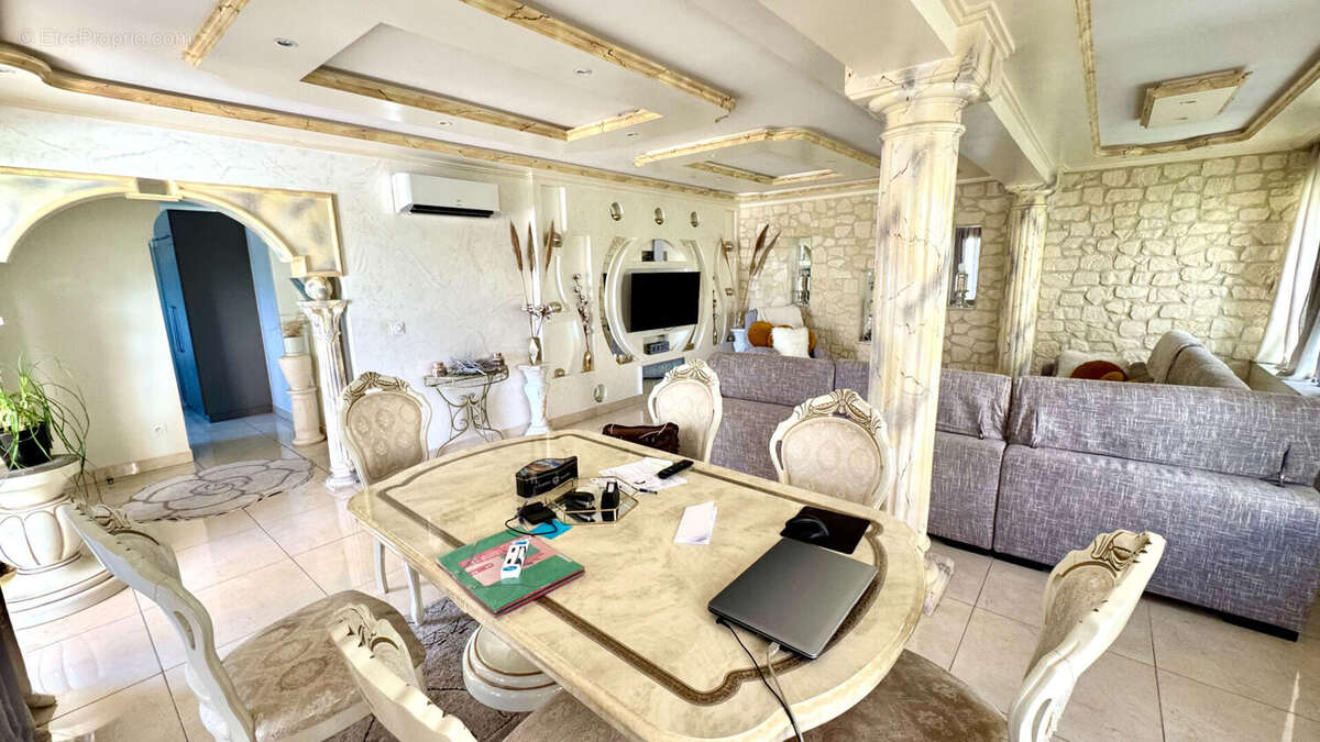 Maison à ENTRAIGUES-SUR-LA-SORGUE