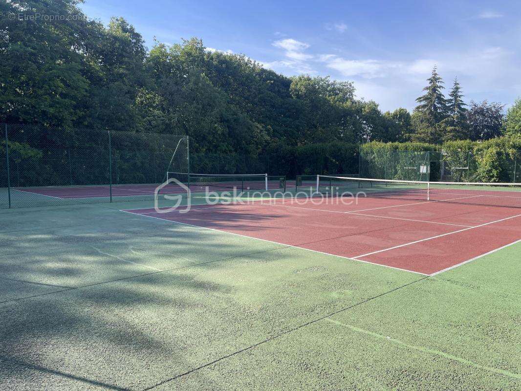Très bel appartement lumineux avec balcon et vue dégagée - proche écoles et transport - Résidence avec piscine & tennis - photo 3