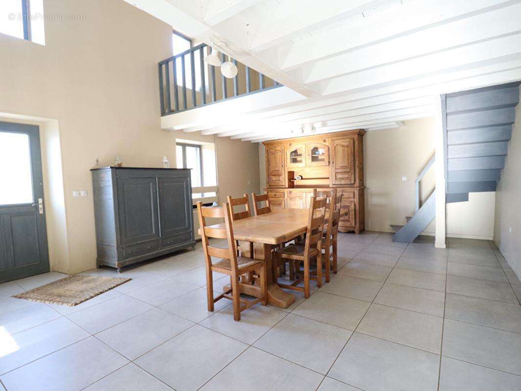 Corps de ferme 6 pièce(s) 350 m2 environ + terrain 27ha avec sources + dépendances - photo 6