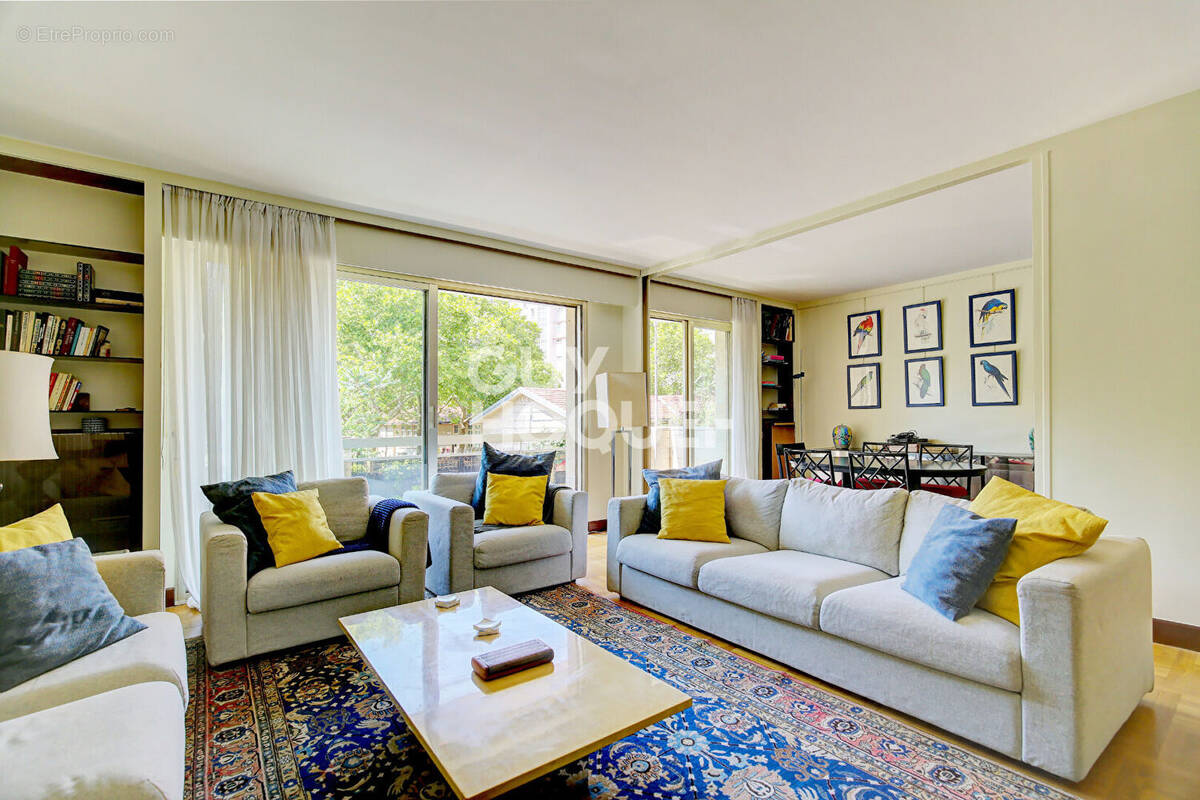 Appartement à PARIS-16E