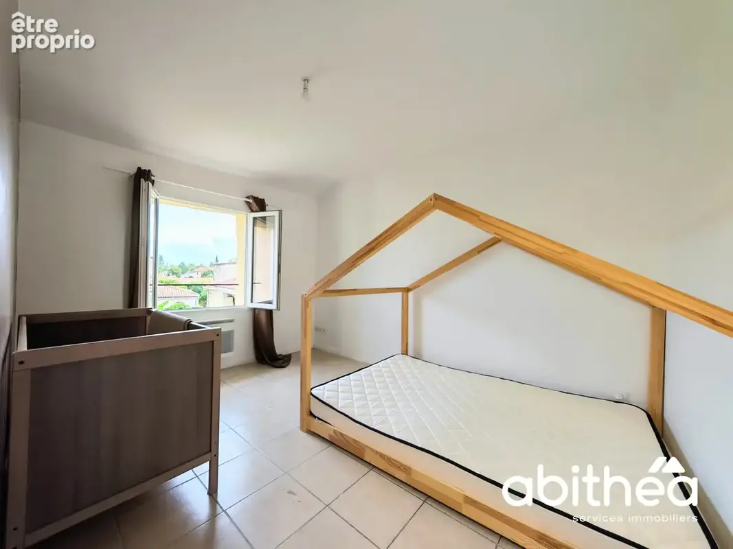 Maison F4 rénovée de 69 m2 en plein cœur des Billaux ! - photo 5
