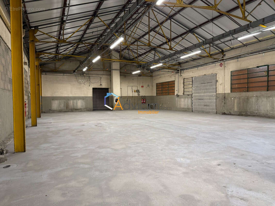 Commerce 235 m² à Saint-Genest-Lerpt  - photo 4