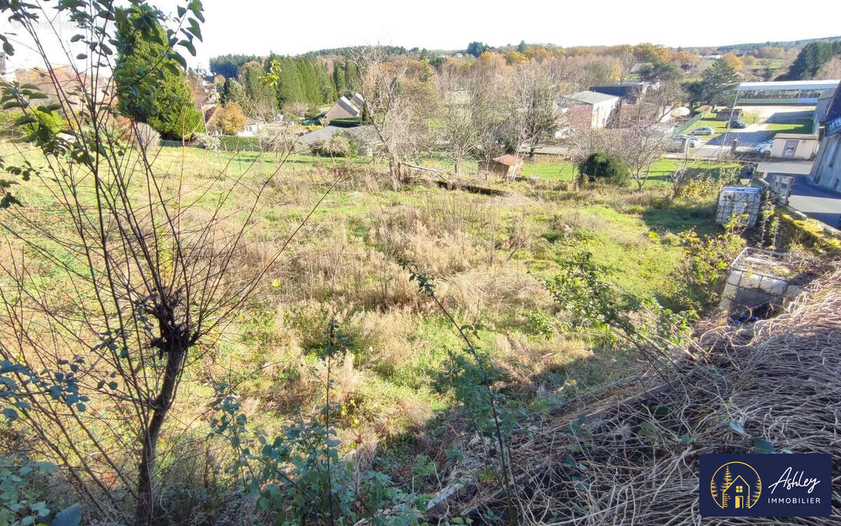 Terrain à NEUVIC