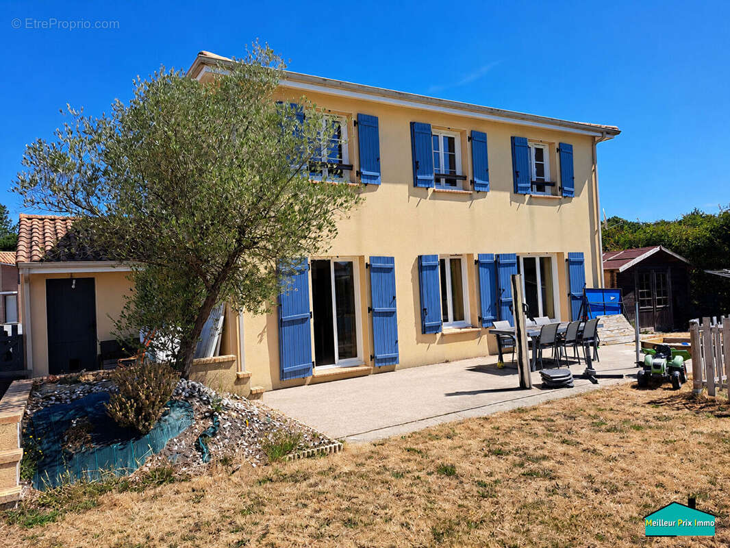 Saint etienne de mer morte 125 m² terrain clos 846 m² - photo 2