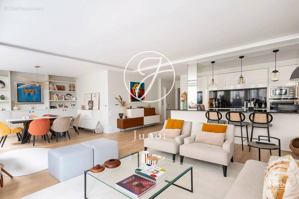 Appartement à PARIS-16E