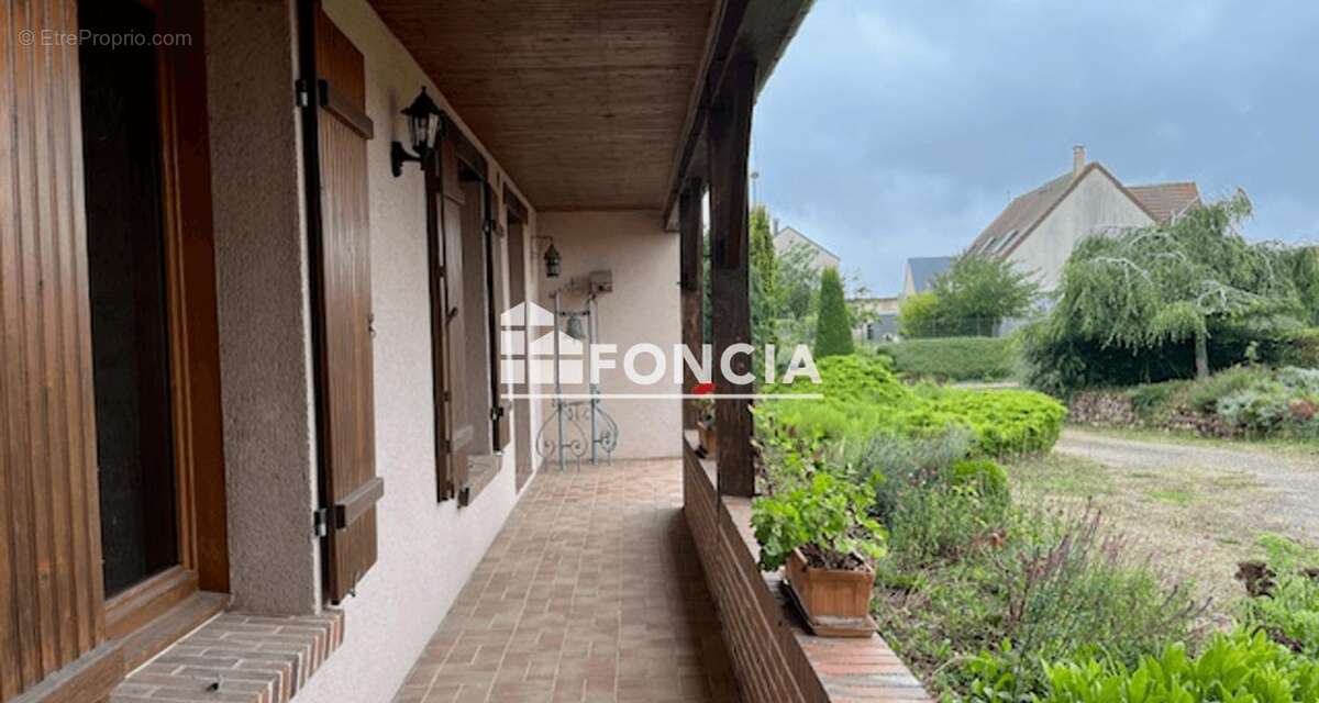 Maison à MESLAY-LE-GRENET