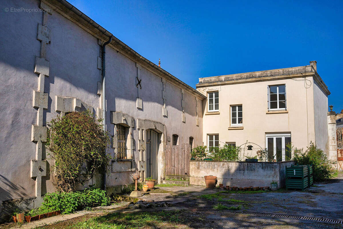 Appartement à SAINT-JEAN-D'ANGELY