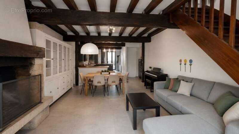 Maison de caractère en hypercentre avec terrasse, cour privative et nombreuses possibilités d'aménagement - photo 3