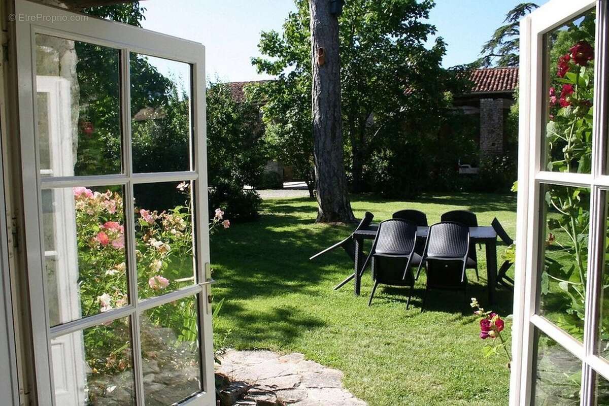 Maison à SAINT-JEAN-D'ANGELY