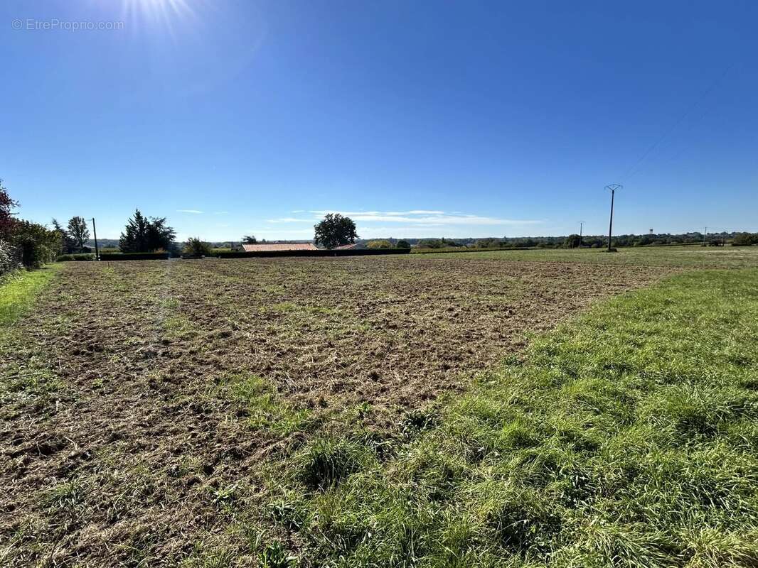 Terrain à PUJOLS